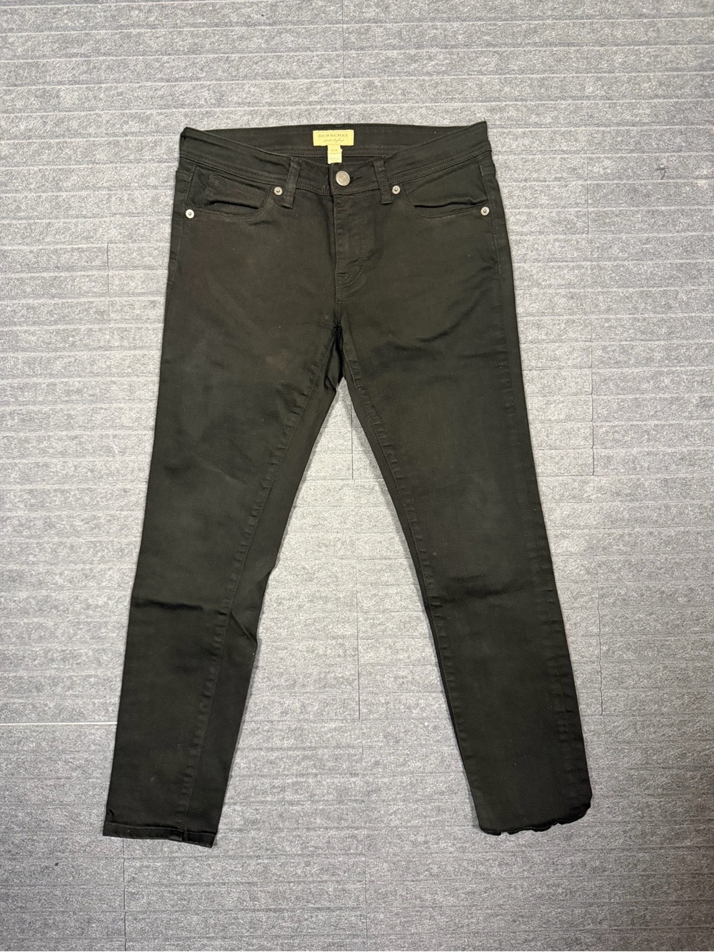 Burberry Women’s Black Skinny Jeans - Classic low-Rise Fit size 28